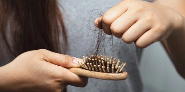 Caída Capilar Estacional: Causas y Tratamientos Eficaces desde tu Farmacia