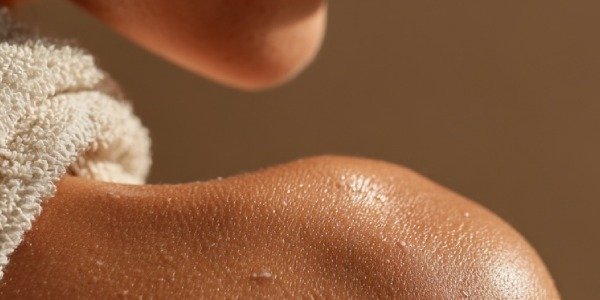 Piel irritada por el sol, el cloro o el calor: cómo calmarla y repararla rápido